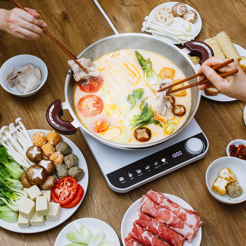 電磁爐上放著各種食材的火鍋飯。